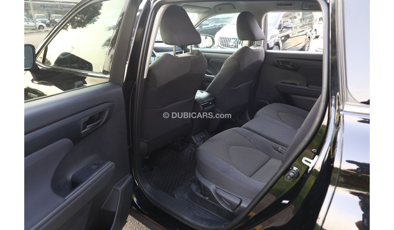 Toyota Highlander 2021 Toyota Highlander 4X4 2.5 LE Hybrid A/T - Black inside black