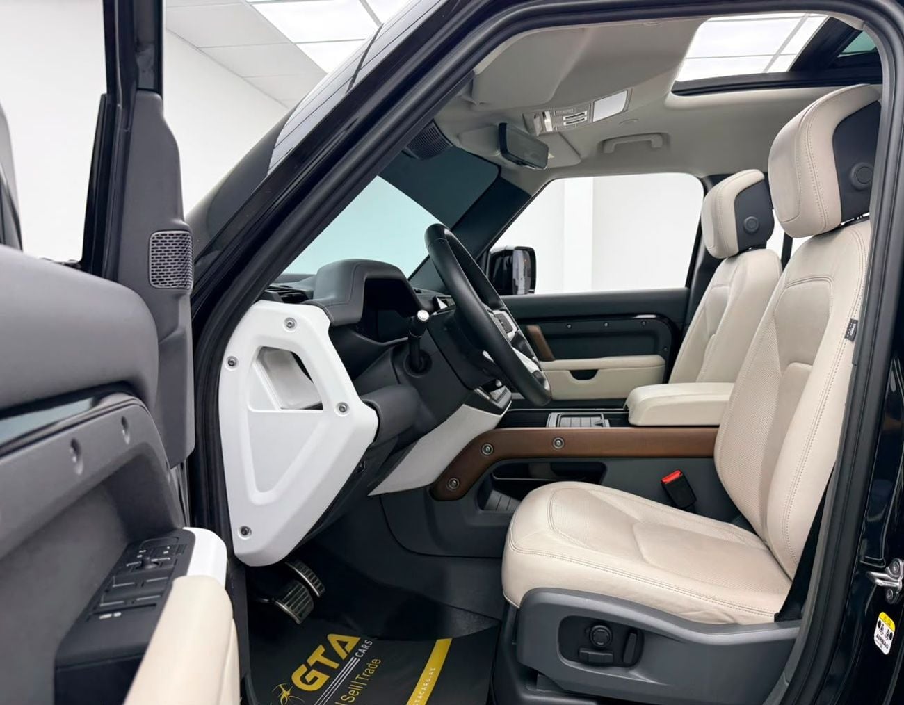 لاند روفر ديفندر 2024 Land Rover Defender 110 HSE P400, 2028 LR Warranty, 2029 LR Service Pack, Fully Loaded, GCC