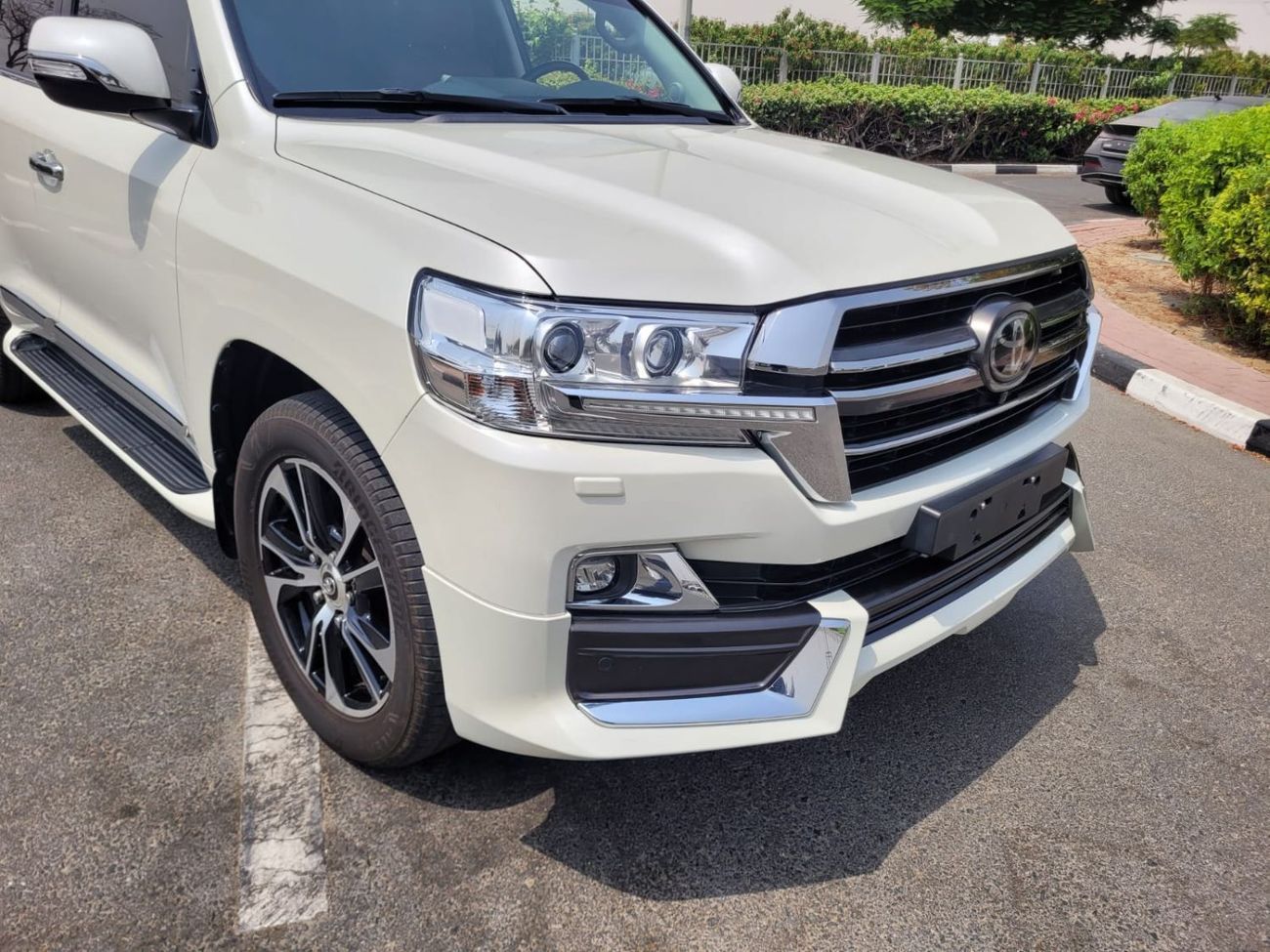 Toyota Land Cruiser VXR 5.7L 4WD