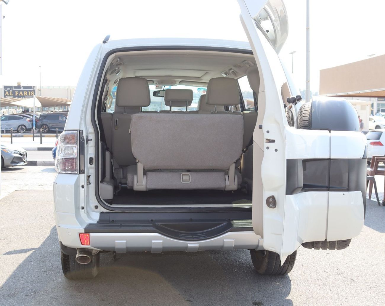 Mitsubishi Pajero GLS Highline Top 3.8L Mitsubishi Pajero 2018 GCC, accident-free, 3.8L (6) cylinder engine, 7 seats -