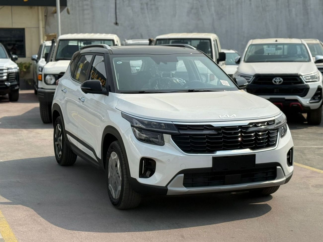 Kia Seltos KIA SELTOS 1.5L CHINESE SPECS FULL OPTION WITH BLACK ROOF