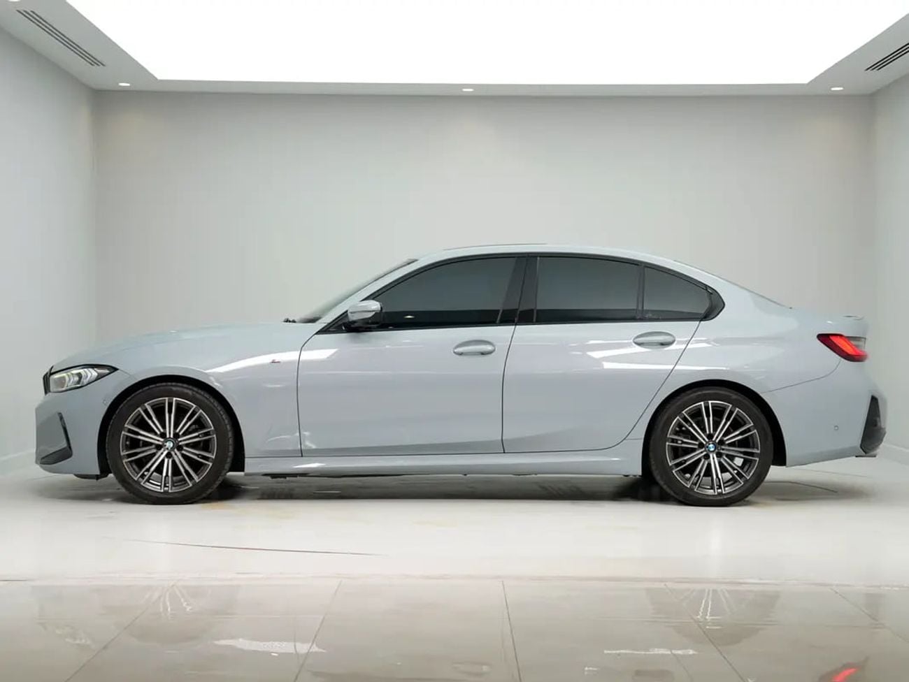 بي أم دبليو 320 M SPORT GCC specs, 320i in Perfect Condition