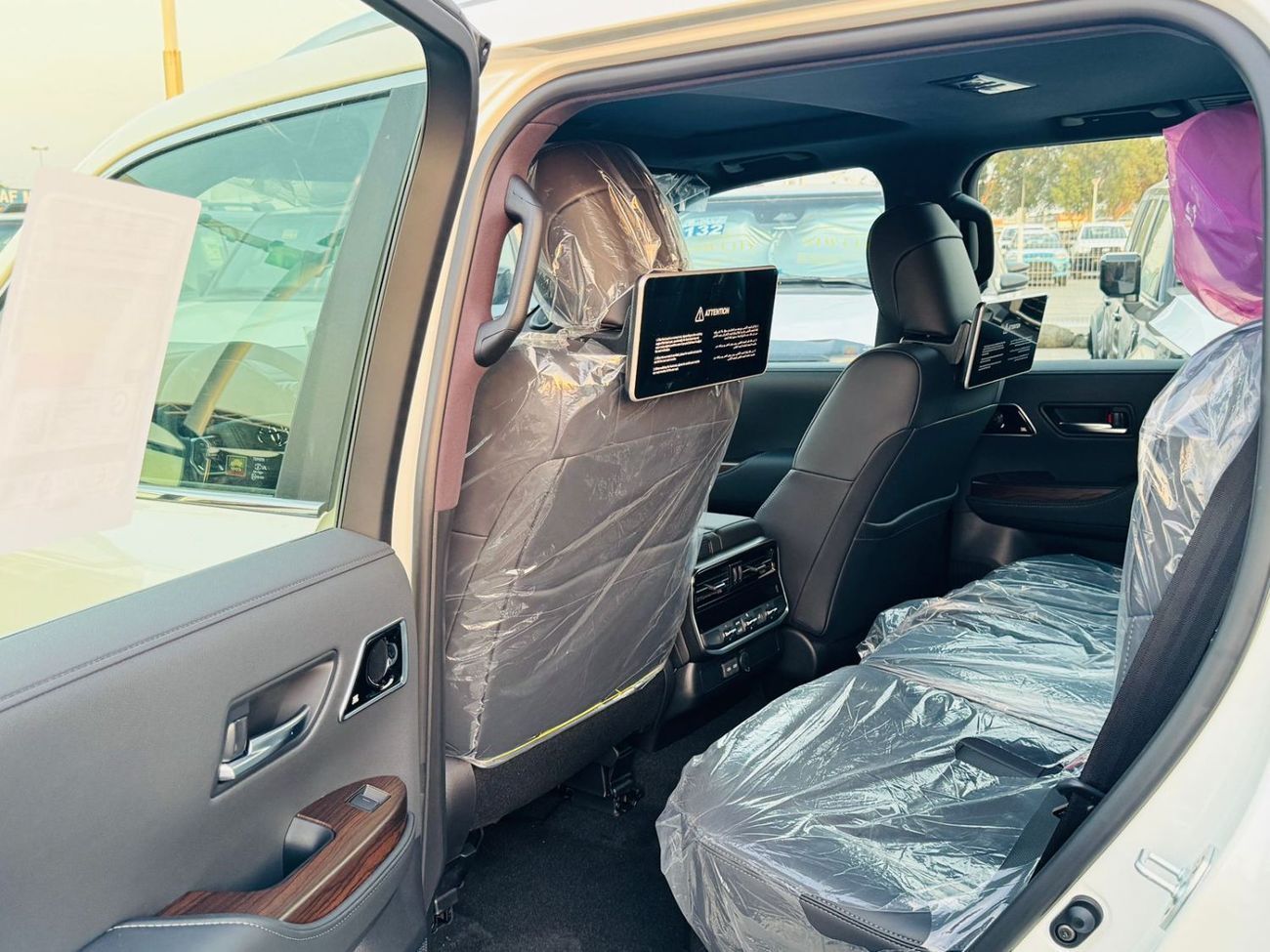 Toyota Land Cruiser TOYOTA LC VX  300 4.0L PTR GCC A/T F/O WHITE 2025