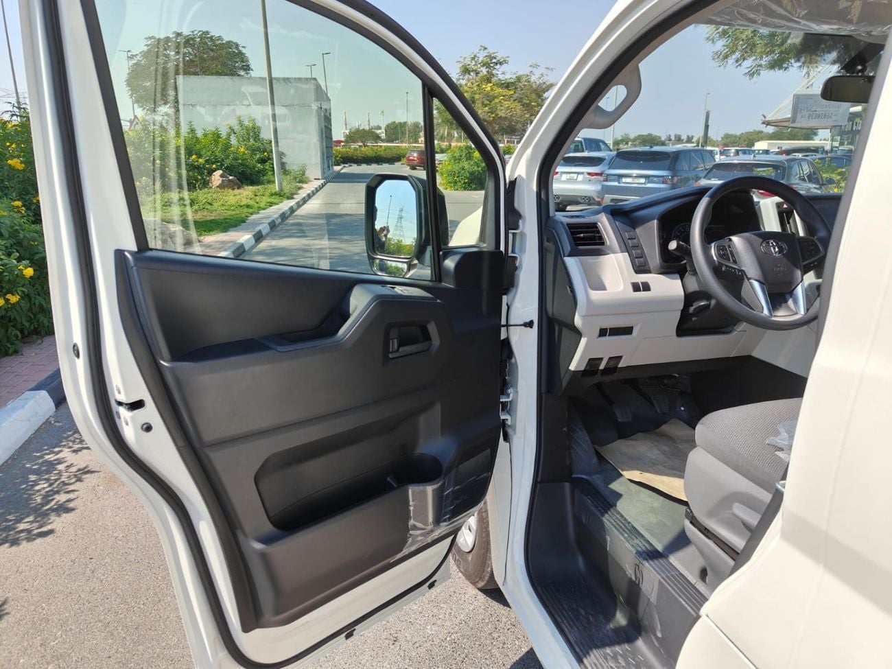 تويوتا هاياس 2026 Toyota Hiace DX 13-Seater 3.5L V6 Petrol M/T (3-Point Seatbelts) For Local