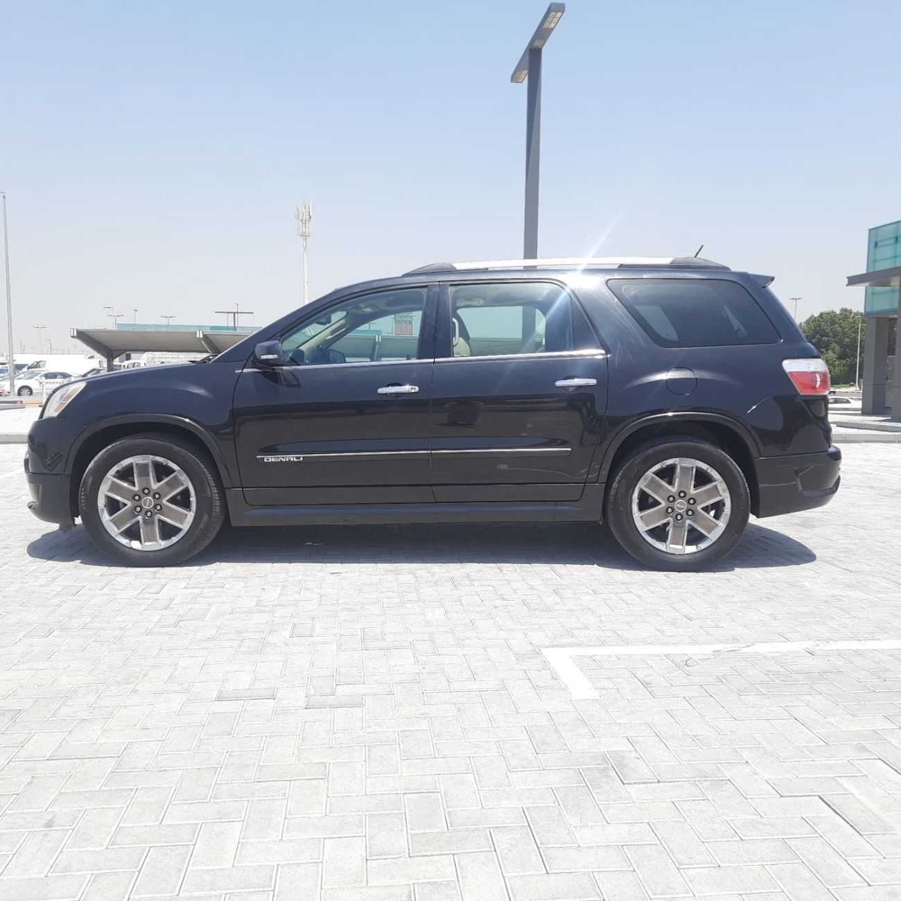 GMC Acadia SLE GMC Acadia Model 2012   GCC -- full opsions no 1 very very- VERY GOOD CONDITION
