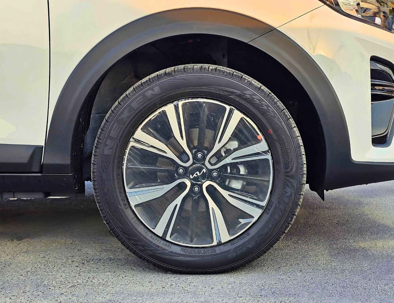 كيا KX1 DUAL TONE/1.4L PETROL/CVT WITH SUNROOF/CHROME HANDLE/ (CODE # KX1FT)