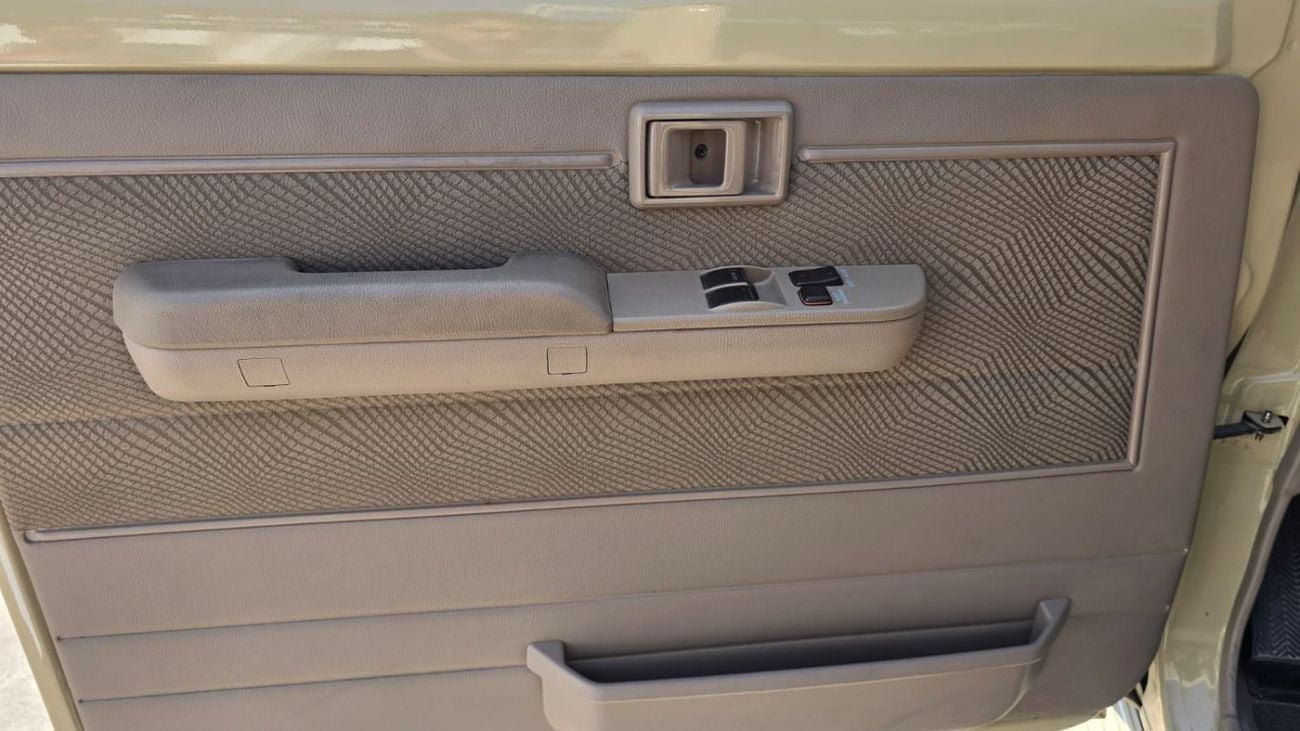 تويوتا لاند كروزر بيك آب TOYOTA LC79 6x6 SINGLE CABIN 4.0L MT  2015 MODEL YEAR BEIGE