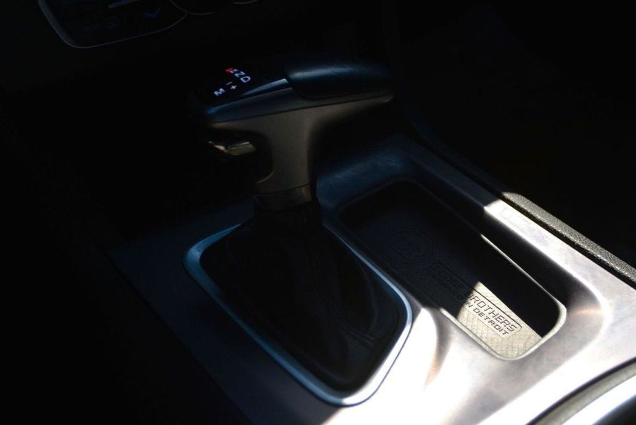 دودج تشارجر SXT Mid 3.6L SRT KIT & WIDR BODE // SUN ROOF //AIR BAGS // VERY GOOD CONDITION