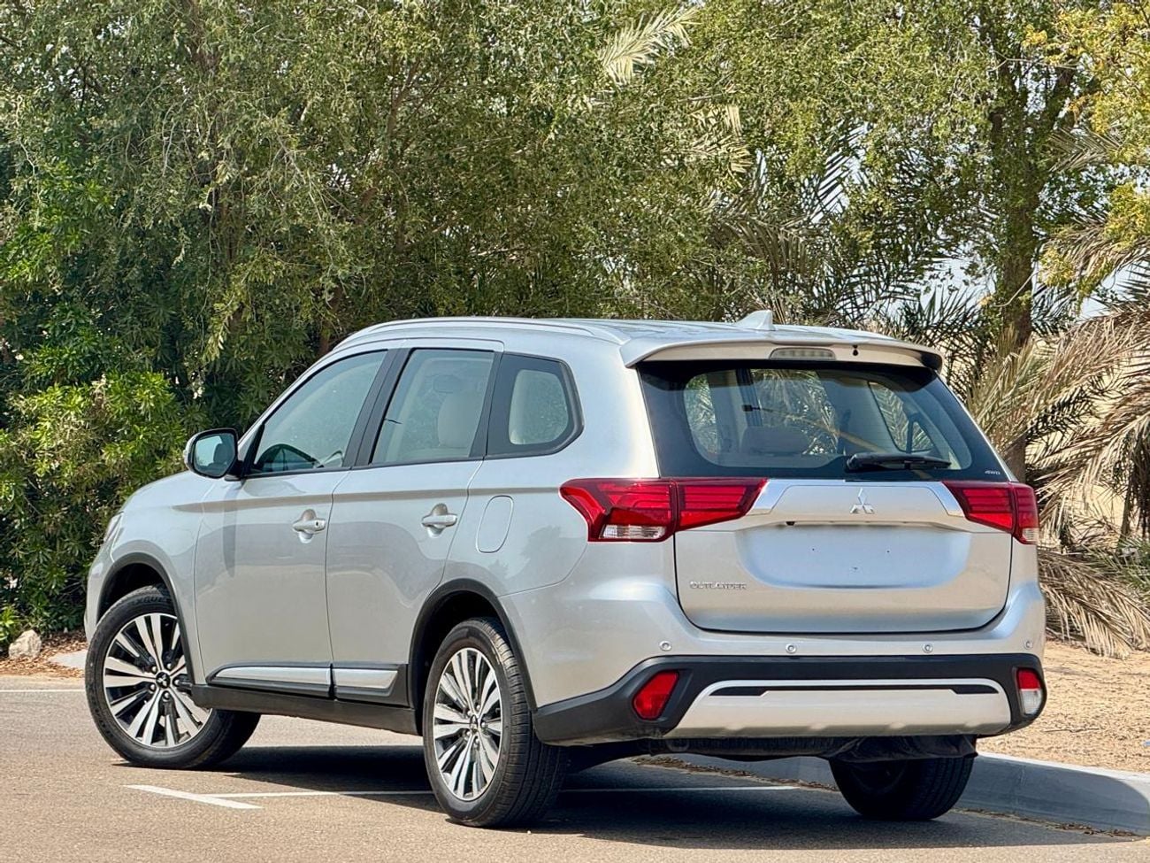 Mitsubishi Outlander GLX 865-Monthly l GCC l 4wd, Cruise, Camera l Accident Free