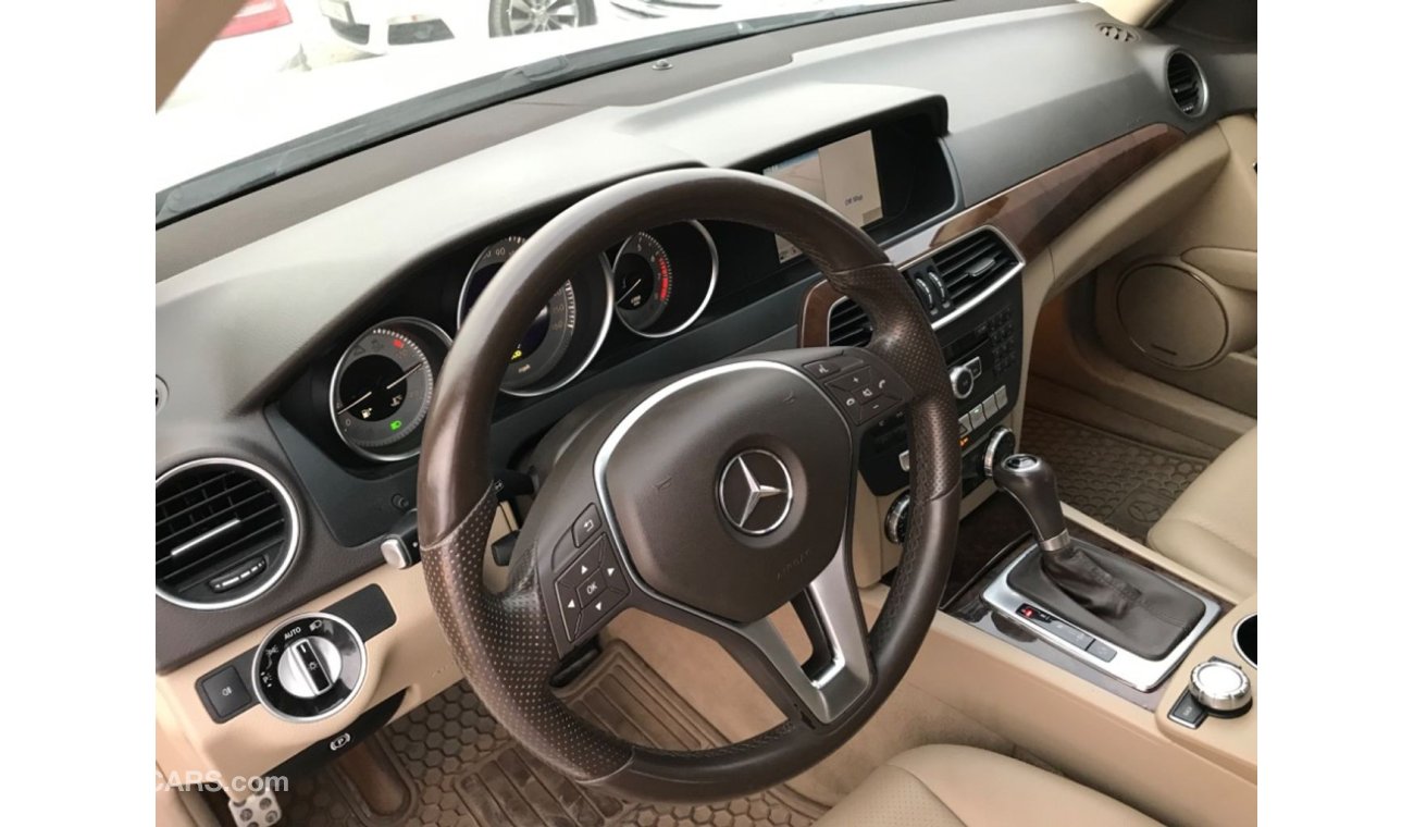 Mercedes-Benz 300 تويوتا كورلا2015 رقم 2 بحالة نظيفة خليجي
