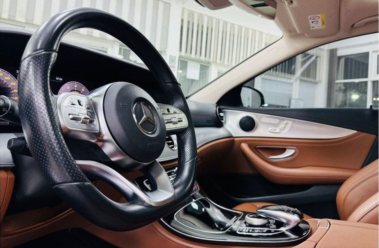 Mercedes-Benz E300 Premium GCC .. FSH .. Warranty .. Perfect Condition .. Panoramic