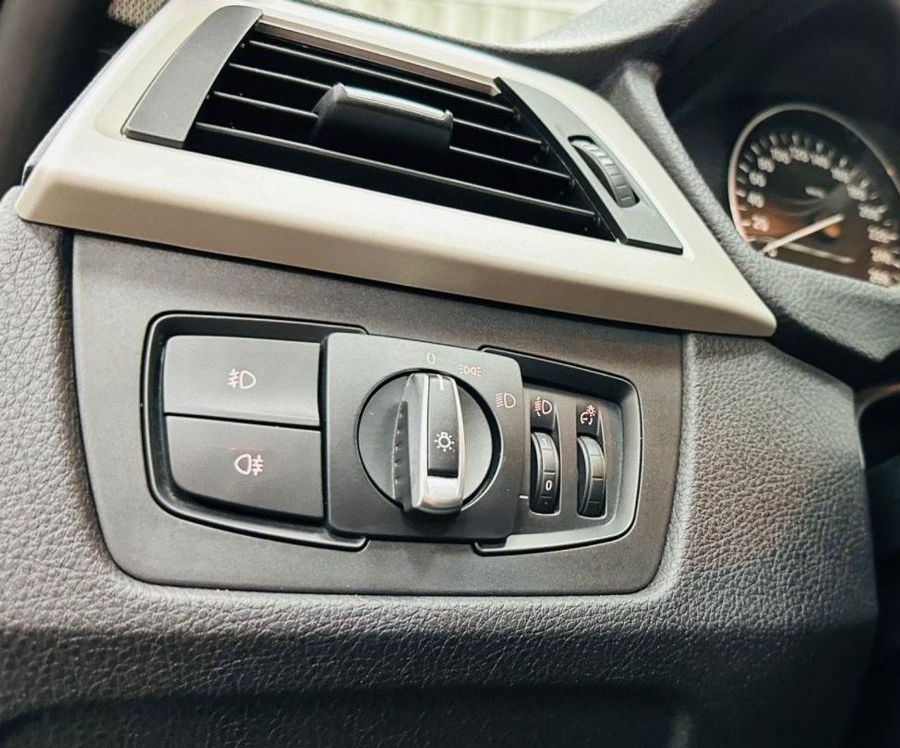 BMW 318i Executive GCC .. Low Milgea .. Perfect Condition .. Sunroof .