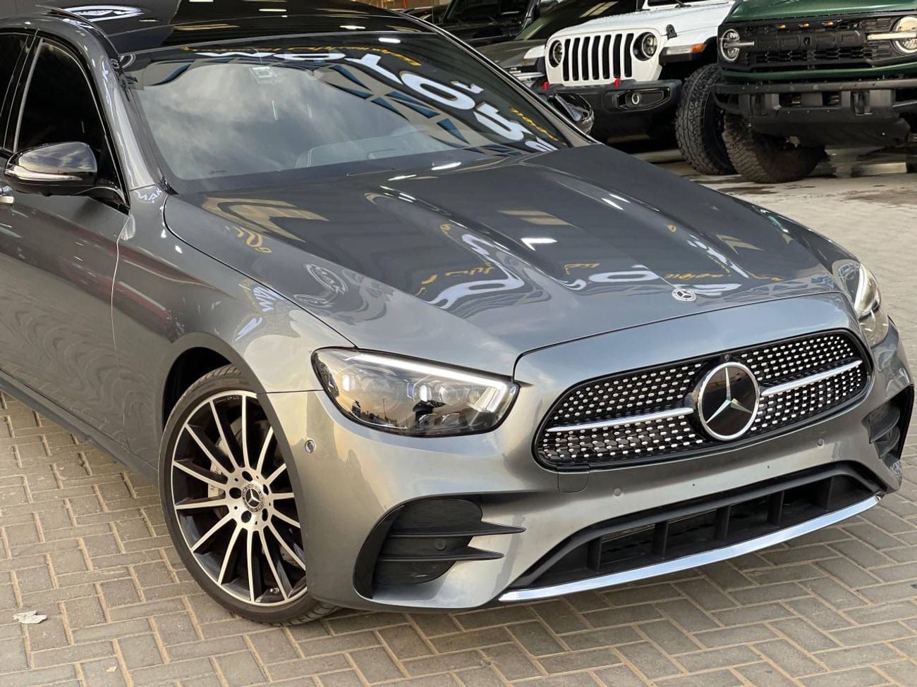 مرسيدس بنز E 350 عداد كيلومترات منخفض / كاميرا 360 درجة / رادار / شاشة عرض كاملة للوحة القيادة / نظام كشف النقطة العم