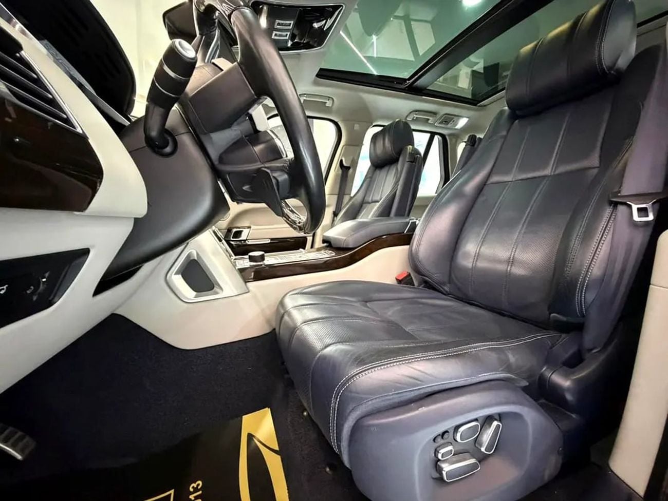 Land Rover Range Rover VOGUE SE SUPERCHARGED VOGUE V8 || GCC II FULLY LOADED || AMAZING || VERY NEAT || LOW MILEAGE