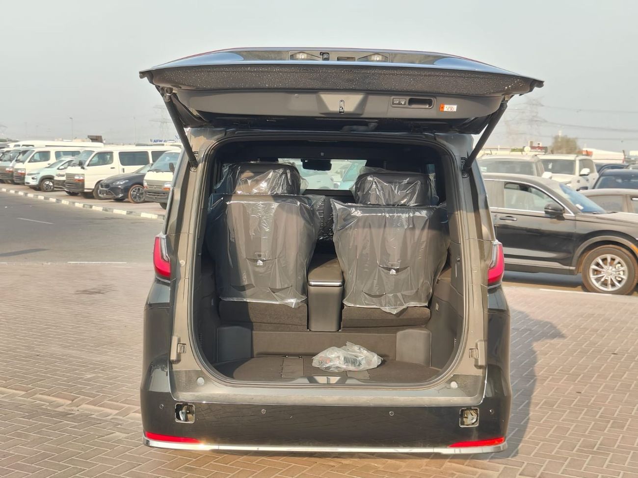 Lexus LM 350h 2025 Lexus LM350h VIP 4-Seater 2.5L 4-Cyl Hybrid A/T Export Only