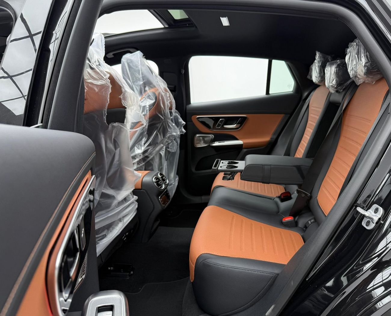 مرسيدس بنز GLC 200 4Matic *Brand New* 2025 Mercedes Benz GLC 200 AMG 4MATIC Premium Plus, 5 Years Mercedes Warranty, GC