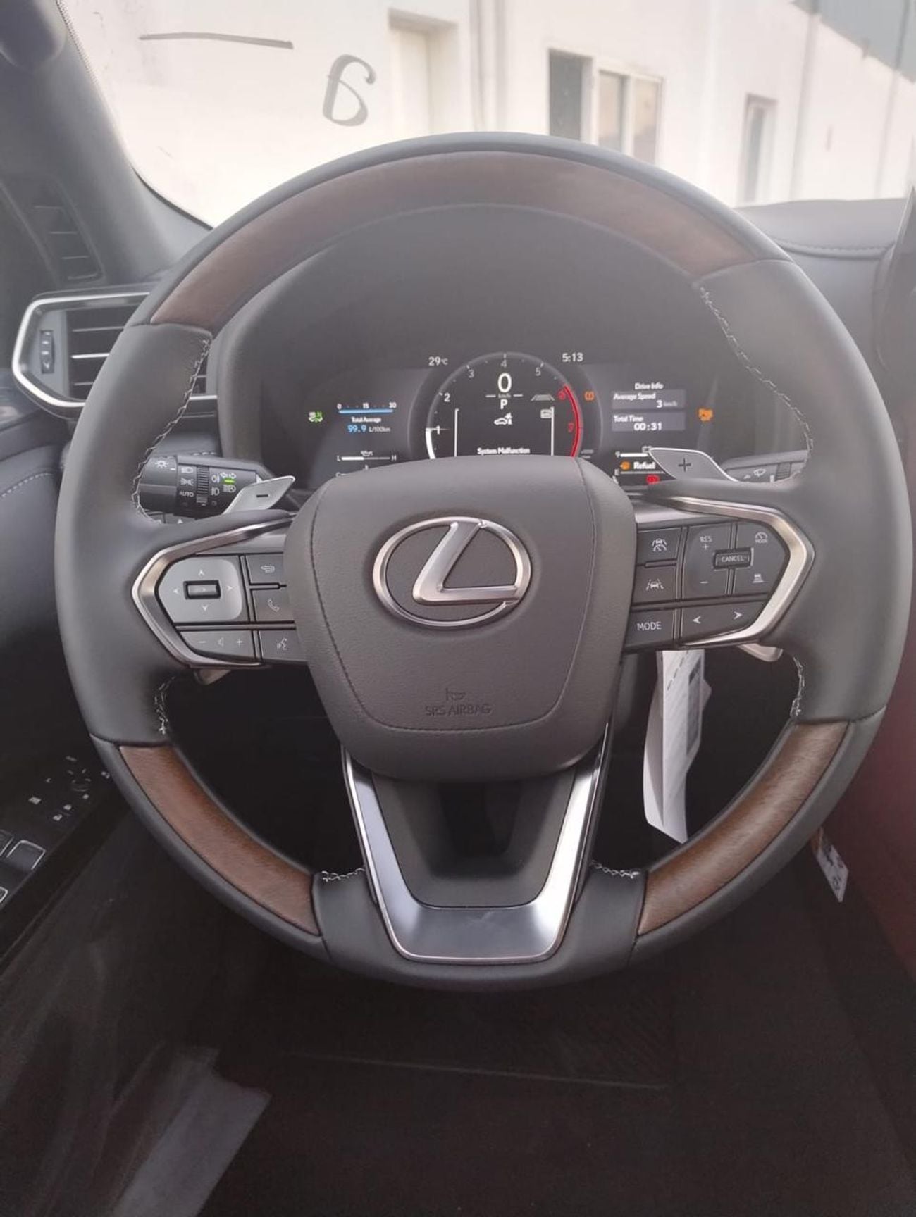 لكزس LX 700h SIGNATURE