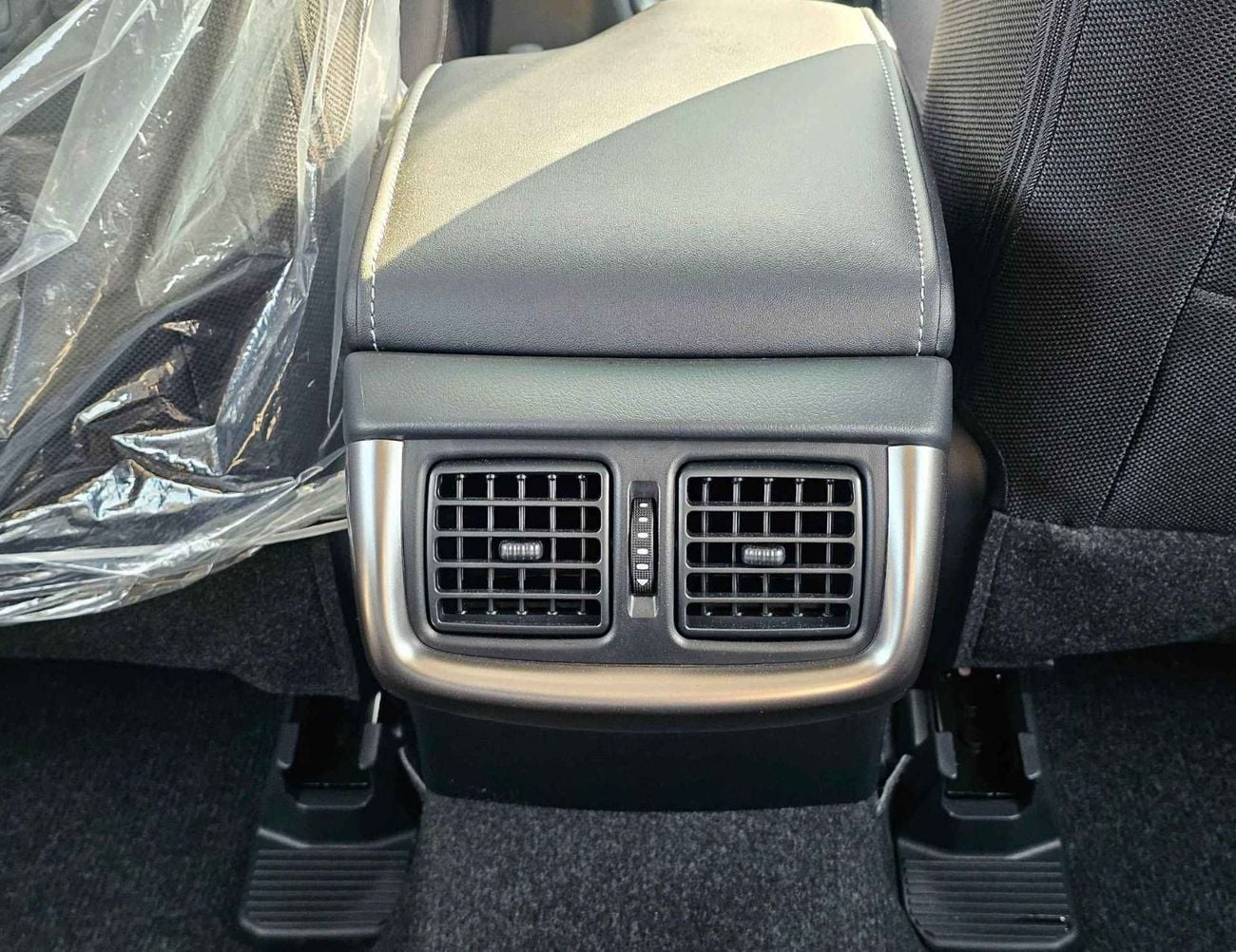 تويوتا هيلوكس SR5 / 2.4L DIESEL A/T / BLIND SPOT / DIFF LOCK / FR&RR CHROME BUMPERS / (CODE # HDFAA)