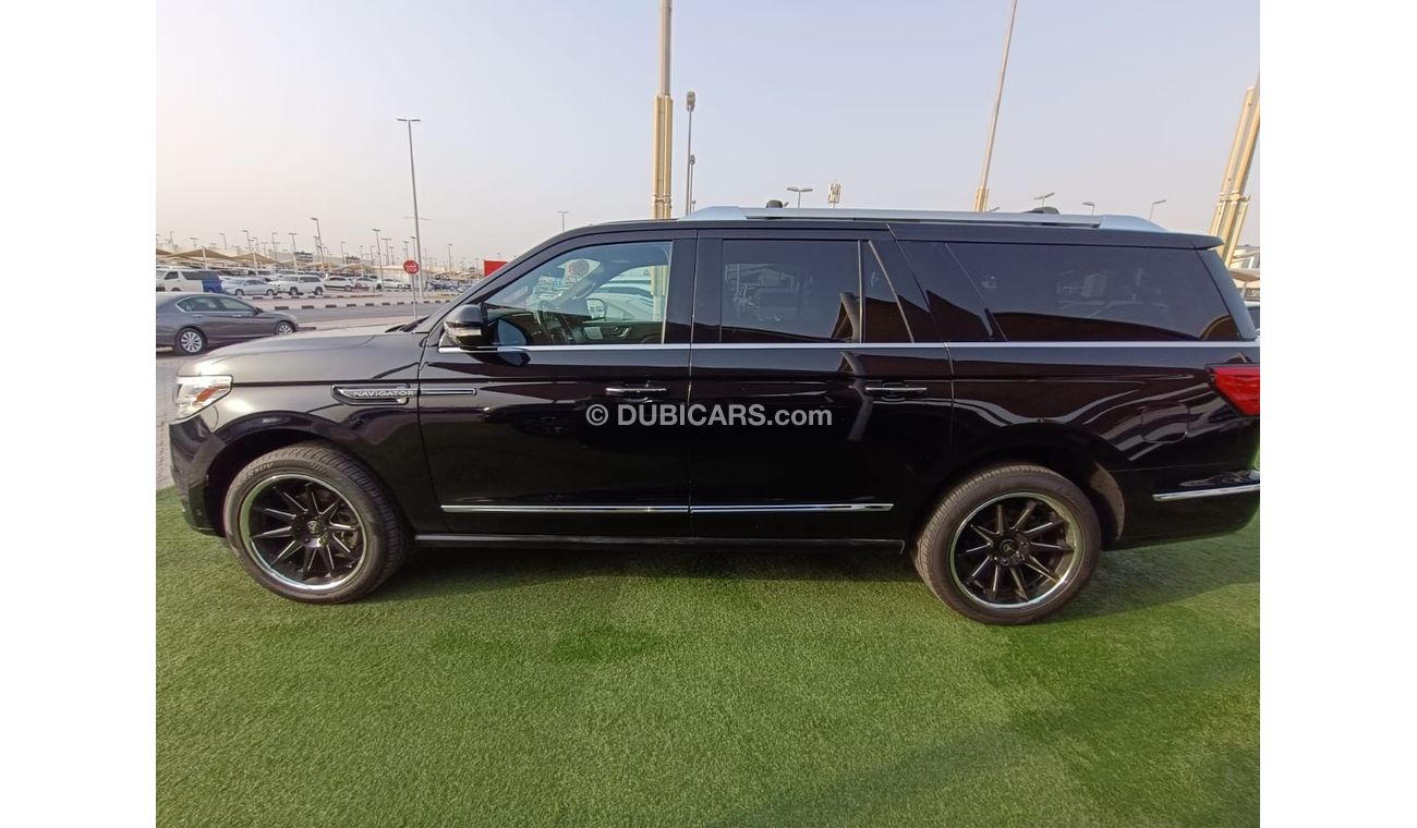 Lincoln Navigator Presidential Car in excellent condition. clean from the inside and outside!