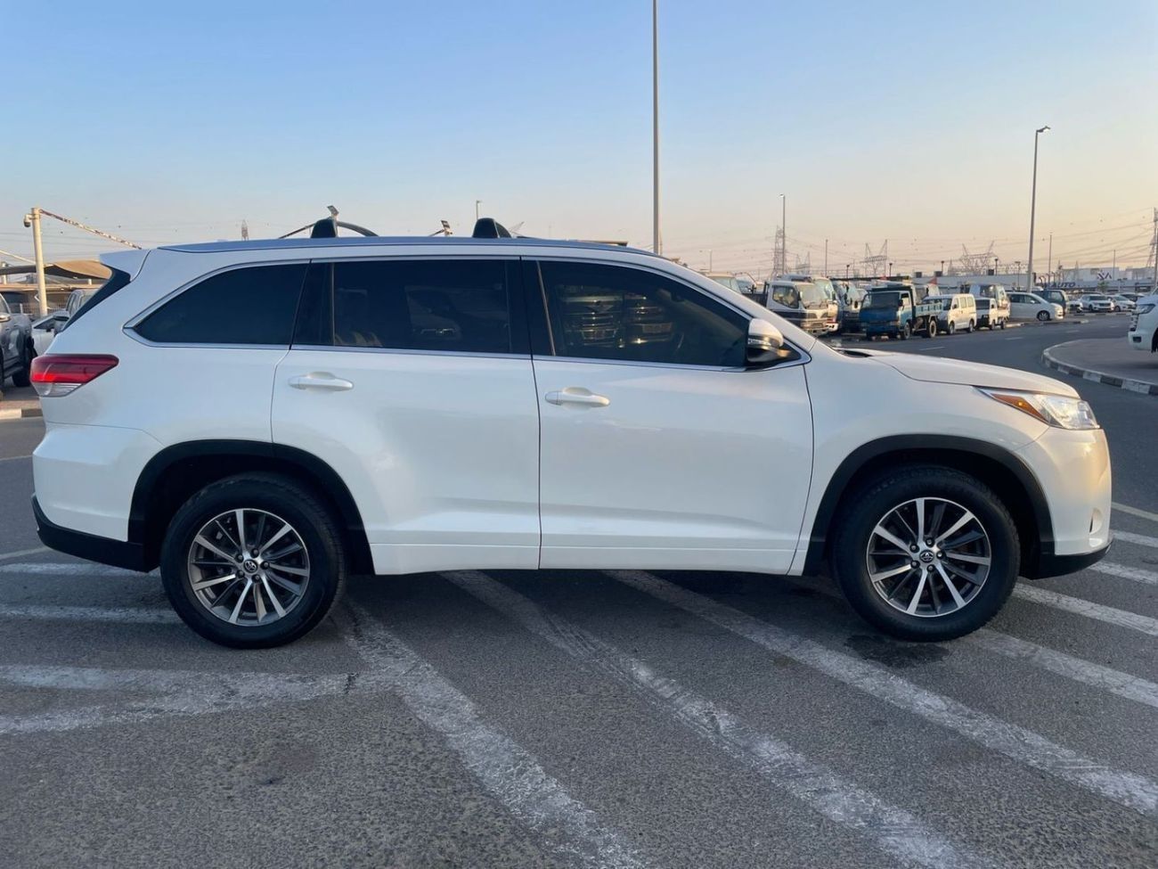 تويوتا هايلاندر 2018 Toyota Highlander XLE 3.5L V6 Full Option - 7 Seater With Radar - Leather Electric Seats - Trun