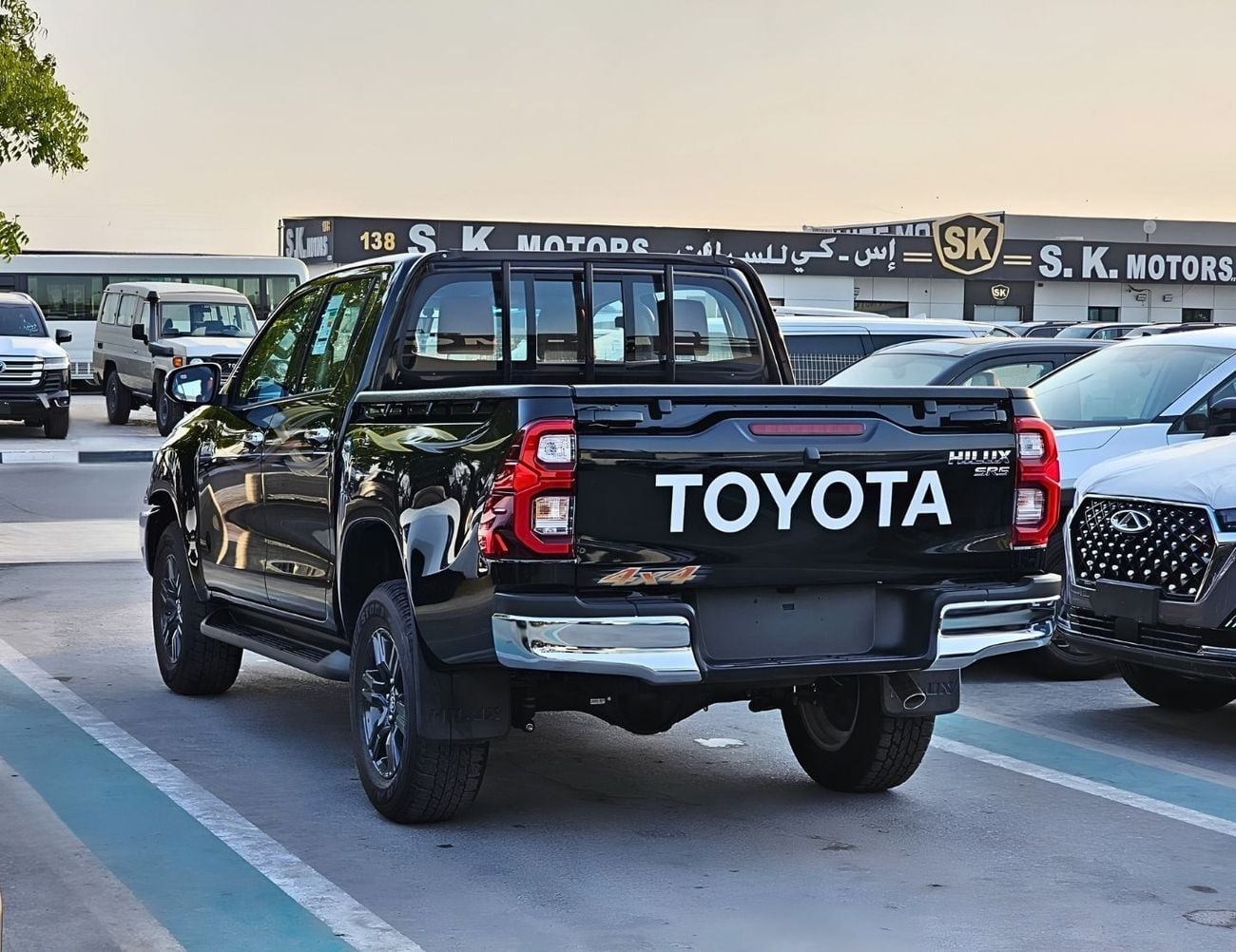 Toyota Hilux SR5 WIDE BODY DOUBLE CABIN || FULL OPTION  | PUSH START| WITHOUT DIFF-LOCK | PETROL M/T 2.7L V4 4WD