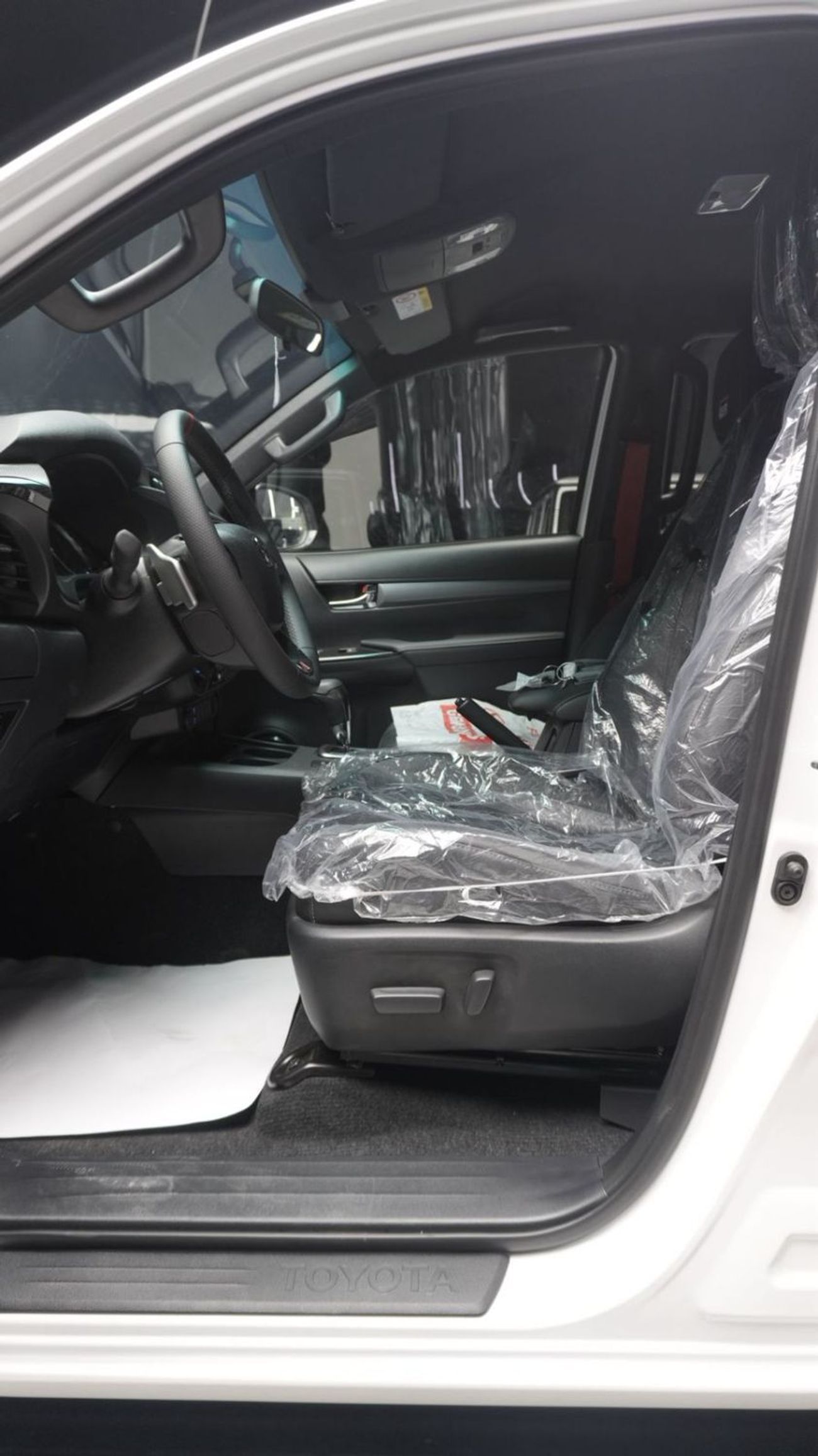 Toyota Hilux GR Sport 4.0L Hilux GR Sport - Saudi Specs 4.0L - 2025