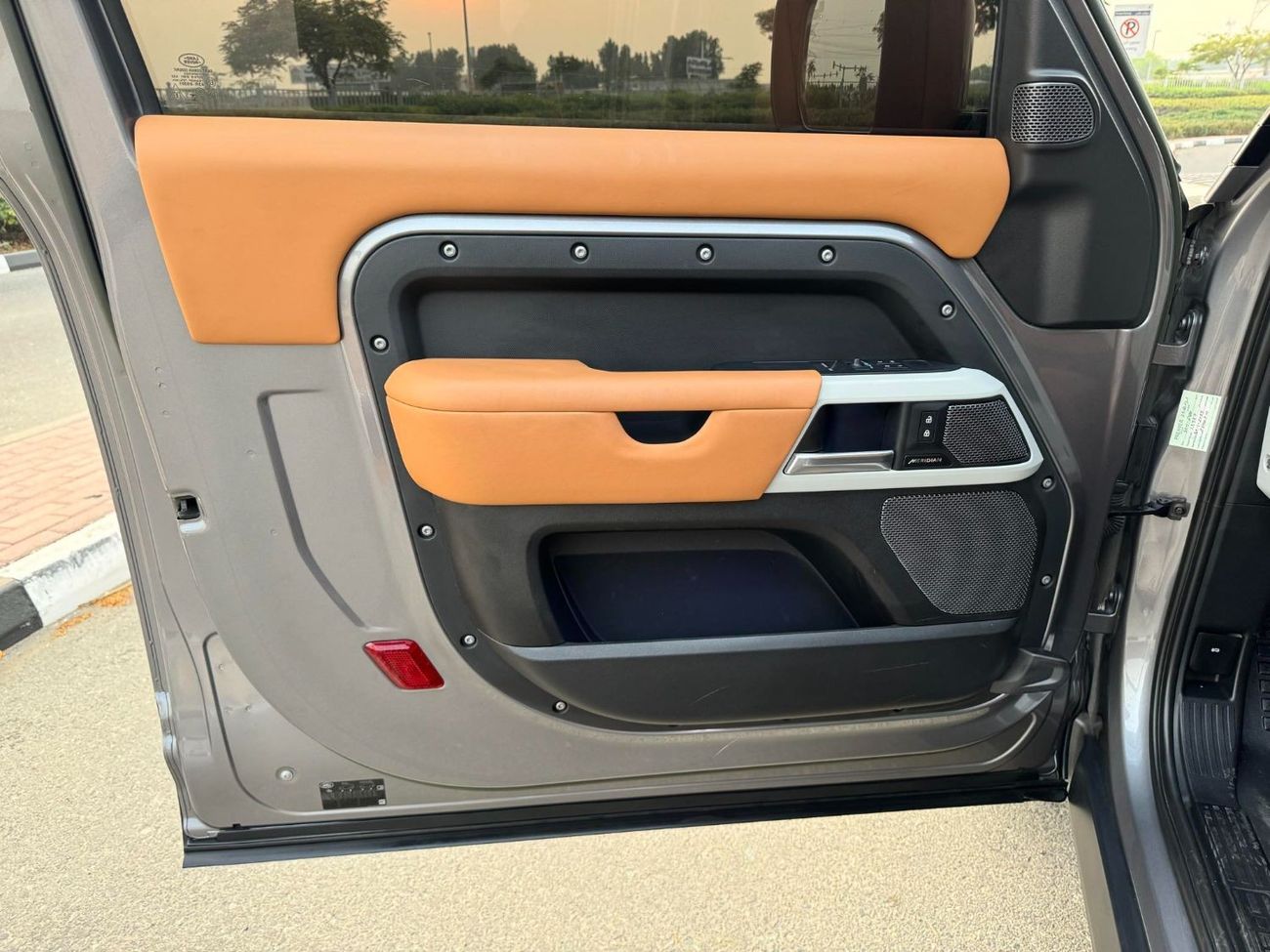 Land Rover Defender GCC SPEC UNDER WARRANTY AND SERVICE CONTRACT