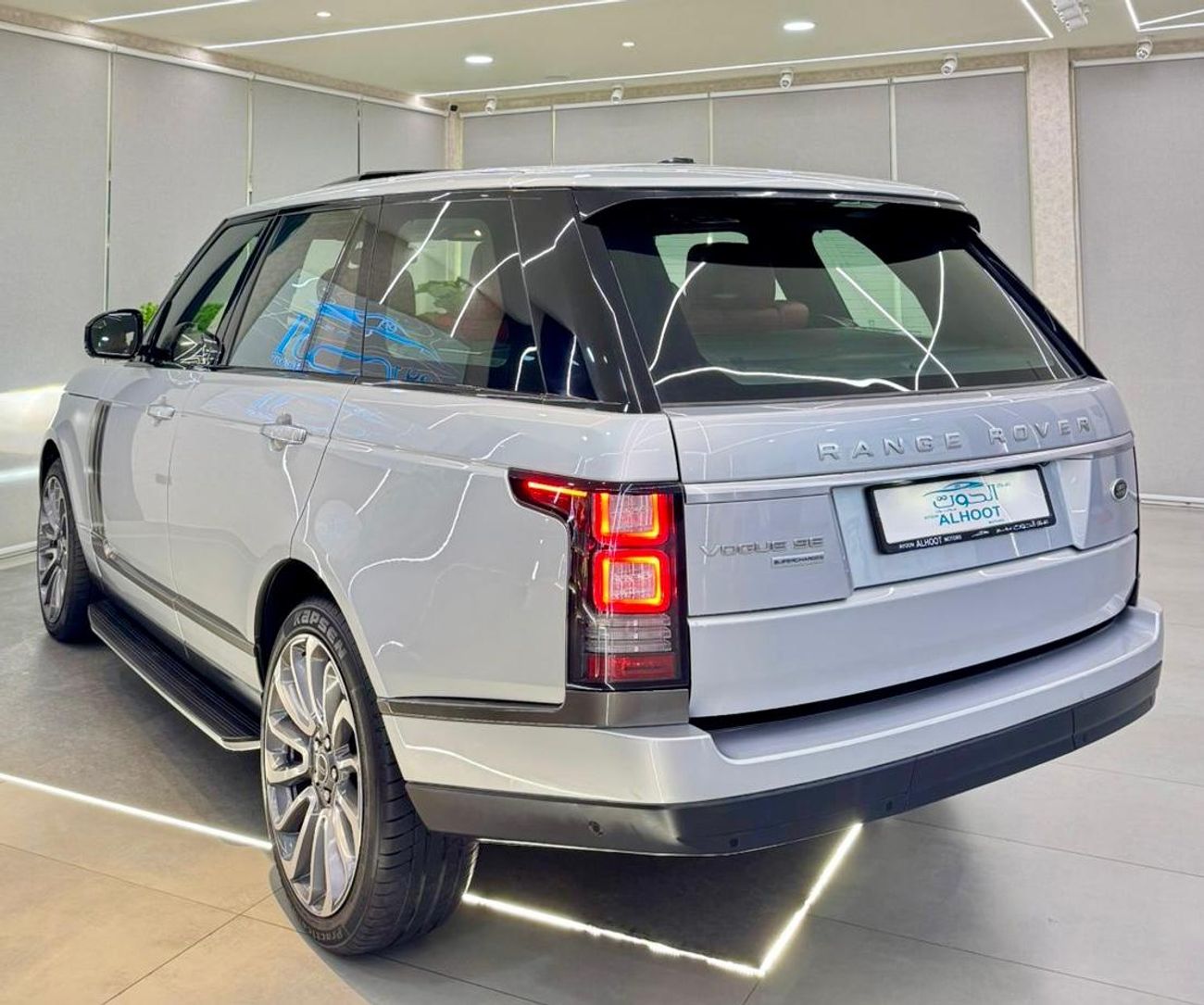 Land Rover Range Rover Supercharged 5.0L LOVELY SUPERCHARGED RR VOGUE V8 || GCC II TOP RANGE || ACCIDENT FREE || LOW MILEAG