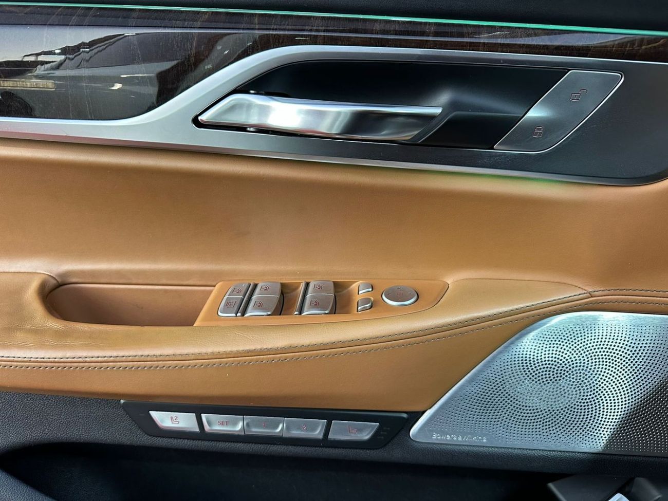 بي أم دبليو 750Li Luxury 4.4L (443 HP)