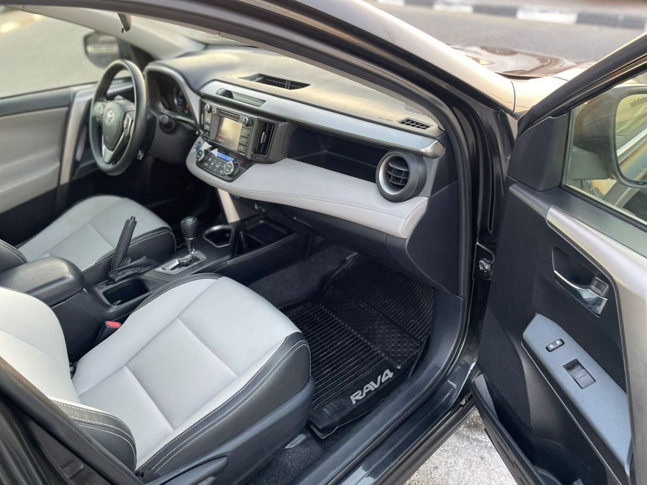 Toyota RAV4 2018 Toyota Rav4 XLE 4x4 Full Option Push Start - Sunroof - Hybrid Fuel - 40,000 Mileage