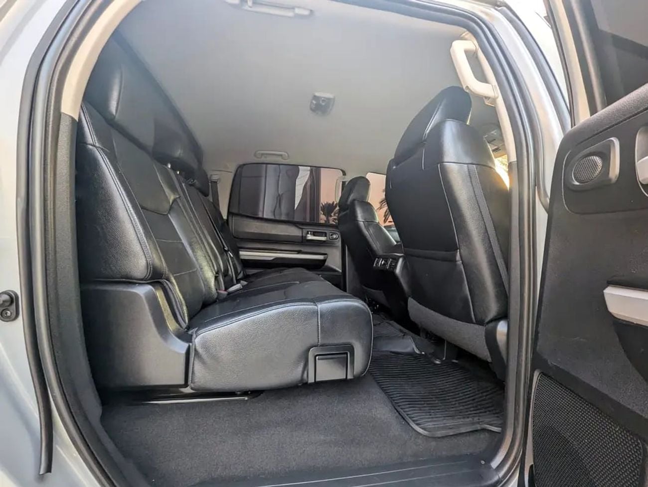 Toyota Tundra Crewmax SR5 - GCC Specs interior and Exterior Excellent Condition