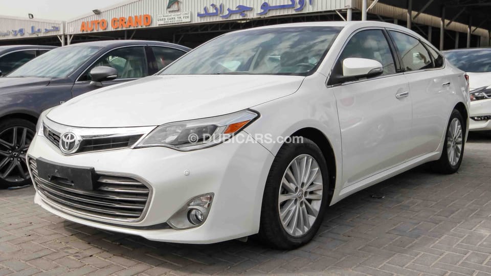 Toyota Avalon Limited for sale AED 75,000. White, 2014