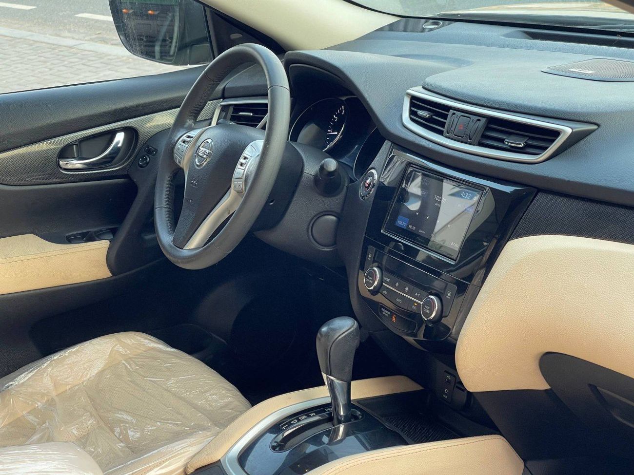 نيسان روج SL / V4 2.5 لتر / فتحة سقف بانورامية / شاشة كبيرة / دفع رباعي / جنوط / بحالة ممتازة