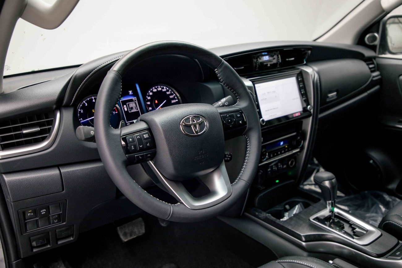 تويوتا فورتونر 4.0L - Silver Metallic Inside Black | Export Only