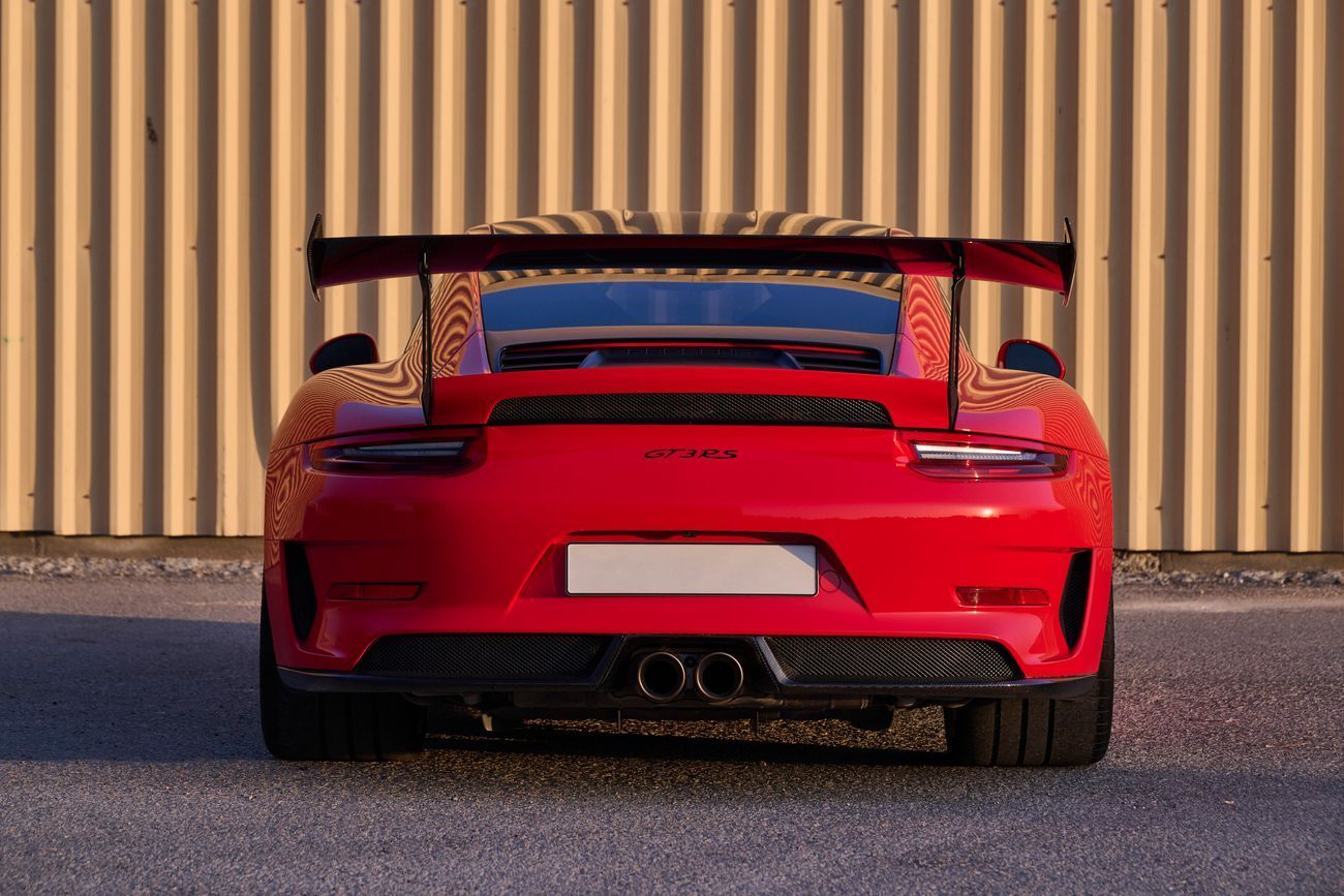 بورش 911 بورشه GT3 RS - Weissach  بورشه 911 GT3 RS مميزة جدًا مع الحزمة النادرة والمطلوبة "Weissach". في الجي