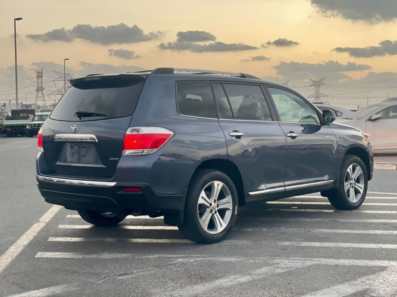 تويوتا هايلاندر 2012 Toyota Highlander Limited Edition Full Option - 3.5L V6 AWD 4x4 - 7 Seater Electric Seats 