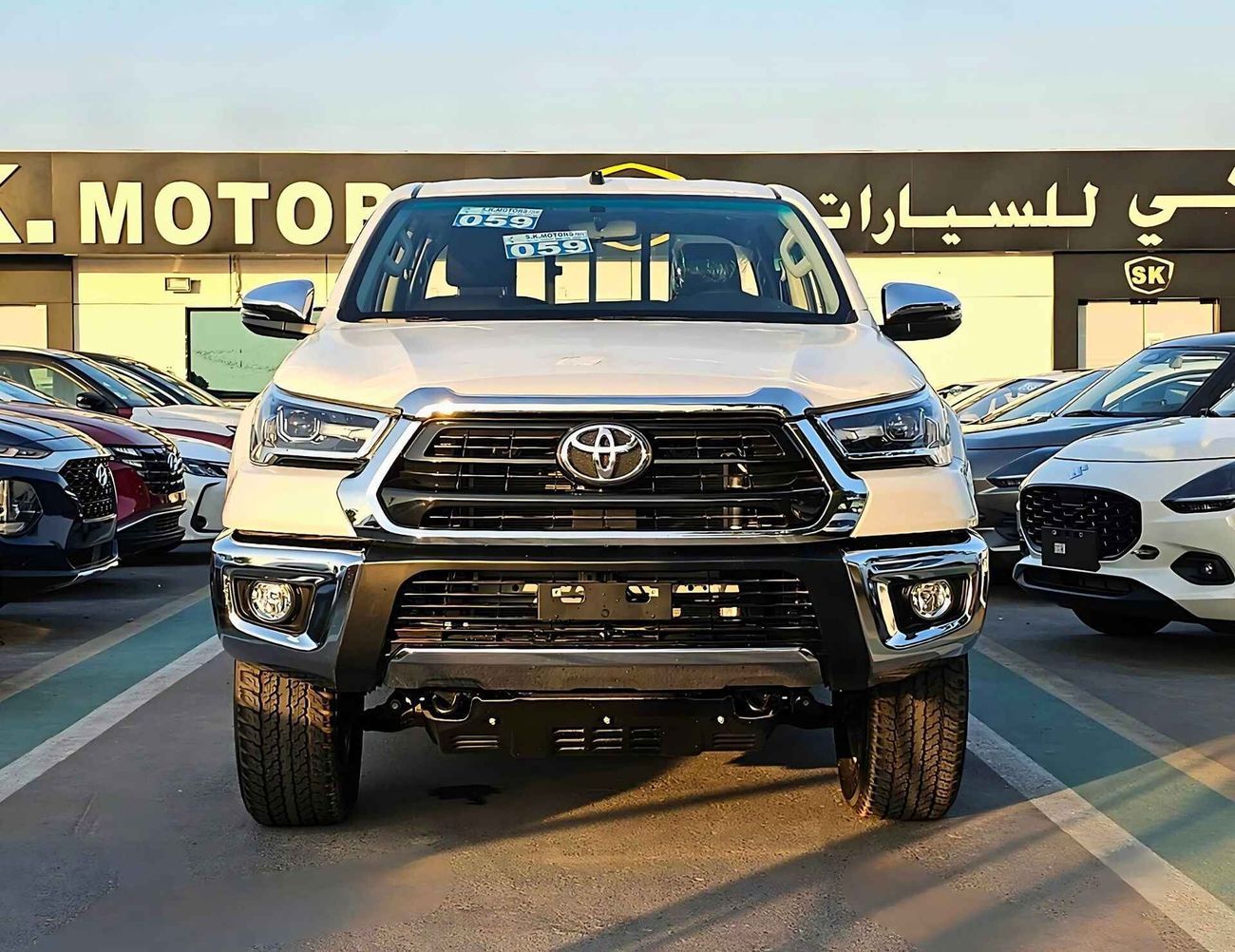 تويوتا هيلوكس SR5 | 2.7L V4 PETROL | A/T | PUSH START | WOODEN PANEL | 4WD (C0DE # 69008)