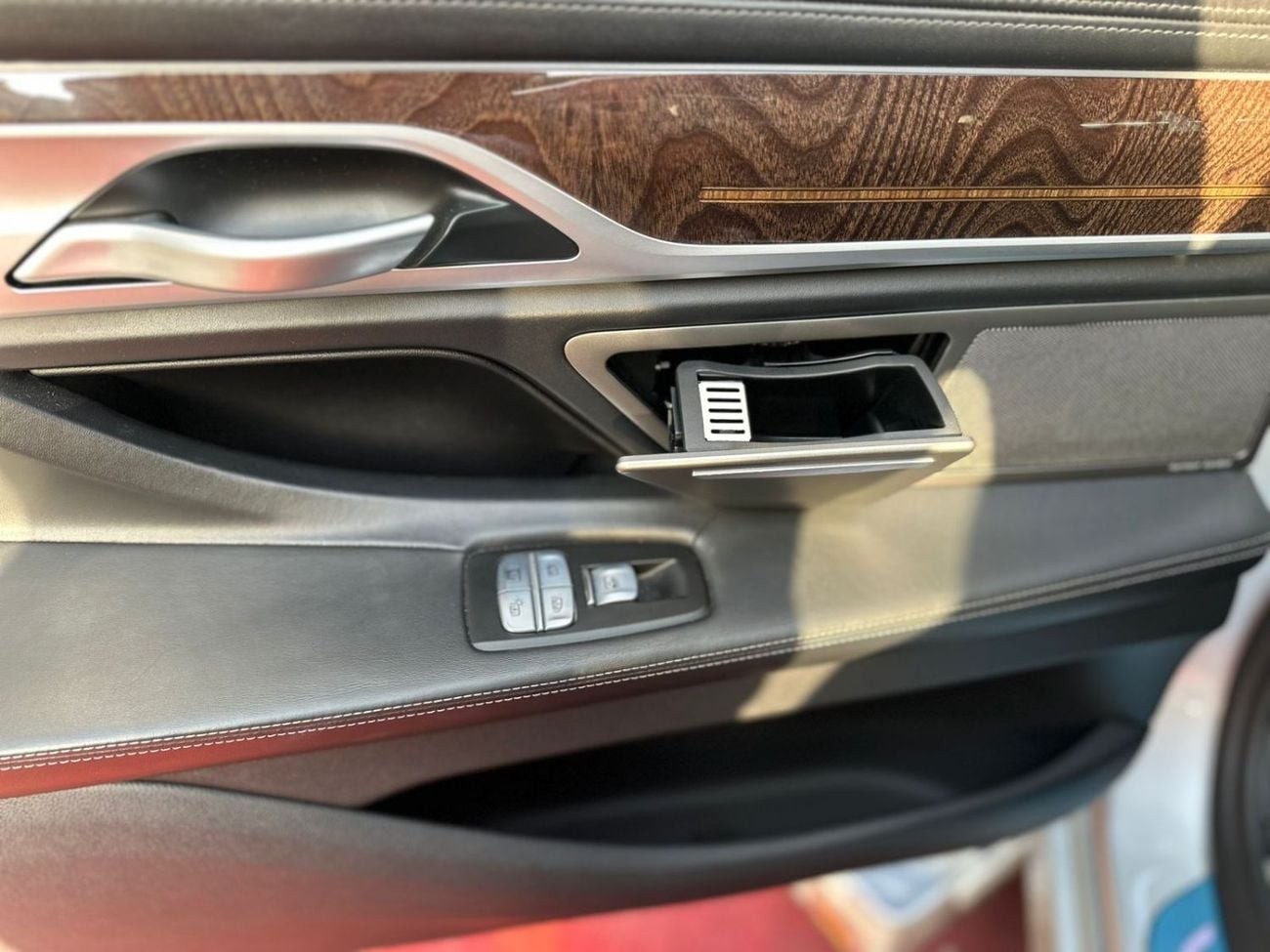 بي أم دبليو 740Li 3.0 لتر TwinPower Turbo - عدد 6 سلندر ناقل الحركة: أوتوماتيك من 8 سرعات (Steptronic)
