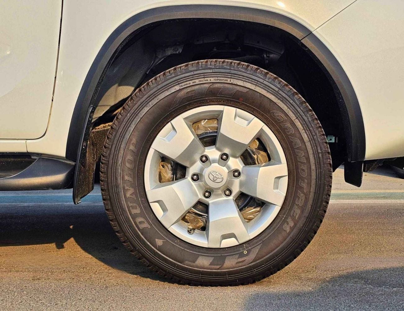 Toyota Fortuner EXR TOYOTA FORTUNER || 2.4L DIESEL V4 4WD / MANUAL AC (CODE # FDMC)