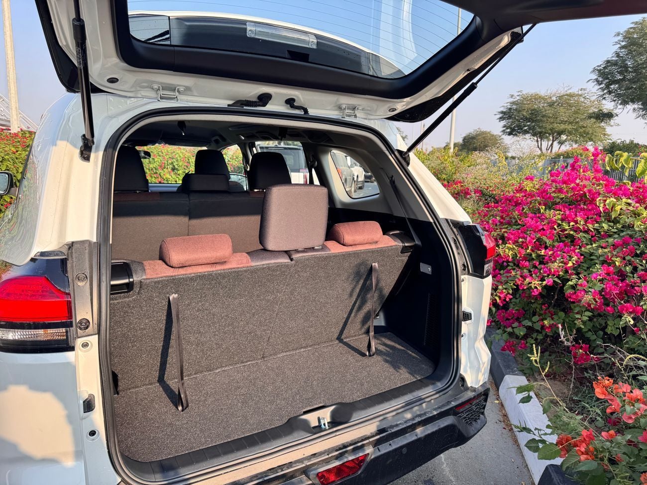 تويوتا إينوفا 2.0L HyCross 8S Hybrid