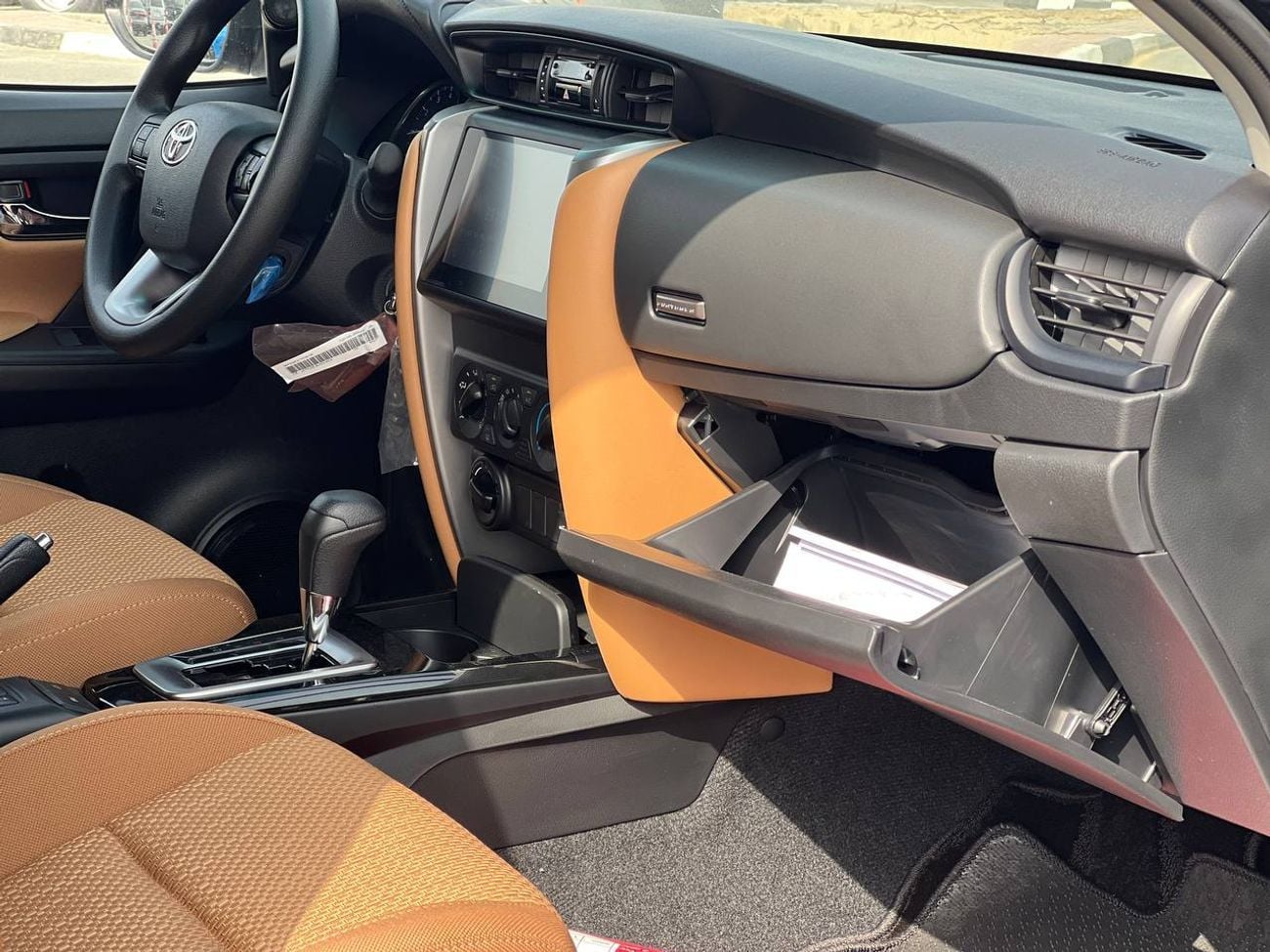 تويوتا فورتونر EXR 2.7 لتر، دفع رباعي، ناقل حركة أوتوماتيكي // 2026 // قياسي مع مثبت سرعة، مشغل DVD، جنوط ألمنيوم /