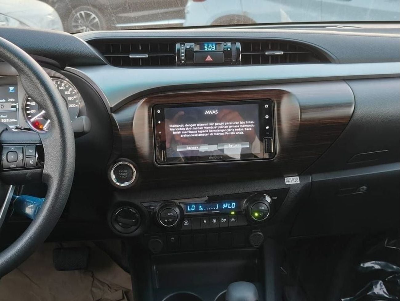 تويوتا هيلوكس SGLX TOYOTA HILUX 2.7 SR5 4x4 DOUBLE CABIN PETROL AUTOMATIC FULL OPTION 2025 MODEL