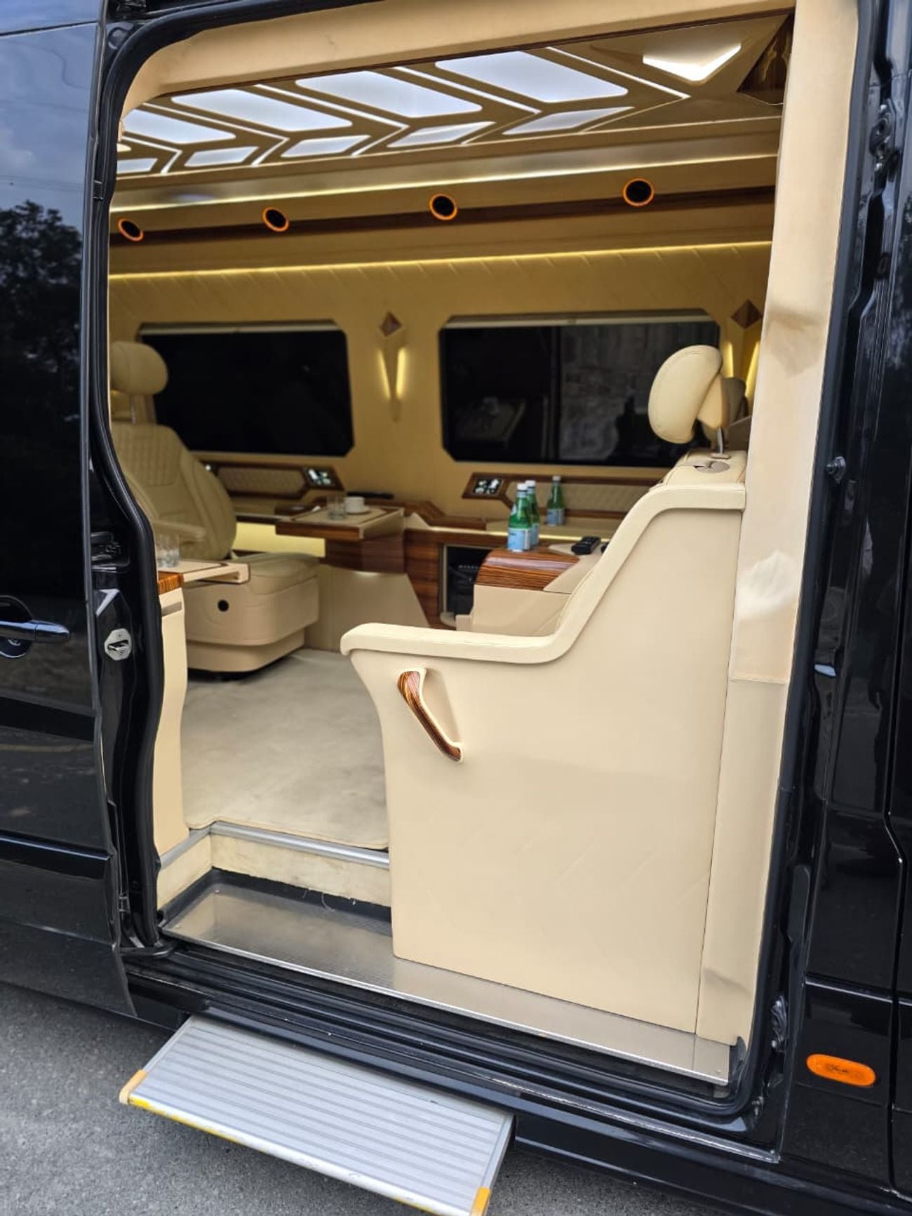مرسيدس بنز سبرينتر MERCEDES SPRINTER 2018 DIESEL // VIP ROOM // TV // BATHROOM IN SIDE // PERFECT CONDITION //9 SEATS