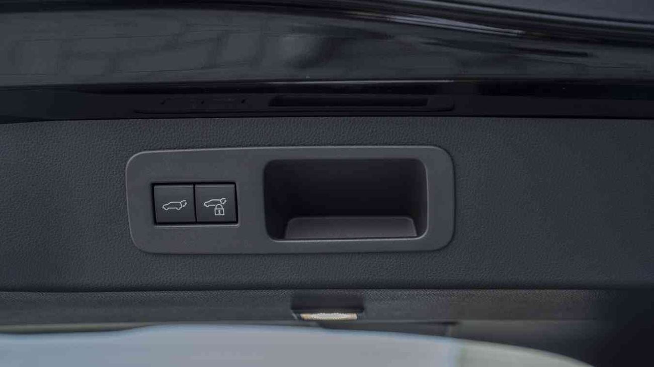 لكزس LX 700h VIP ECTAV0007 - لكزس LX700h VIP موديل 2026 - محرك هجين 3.5 لتر، ناقل حركة أوتوماتيكي - لون رمادي مع مقصو
