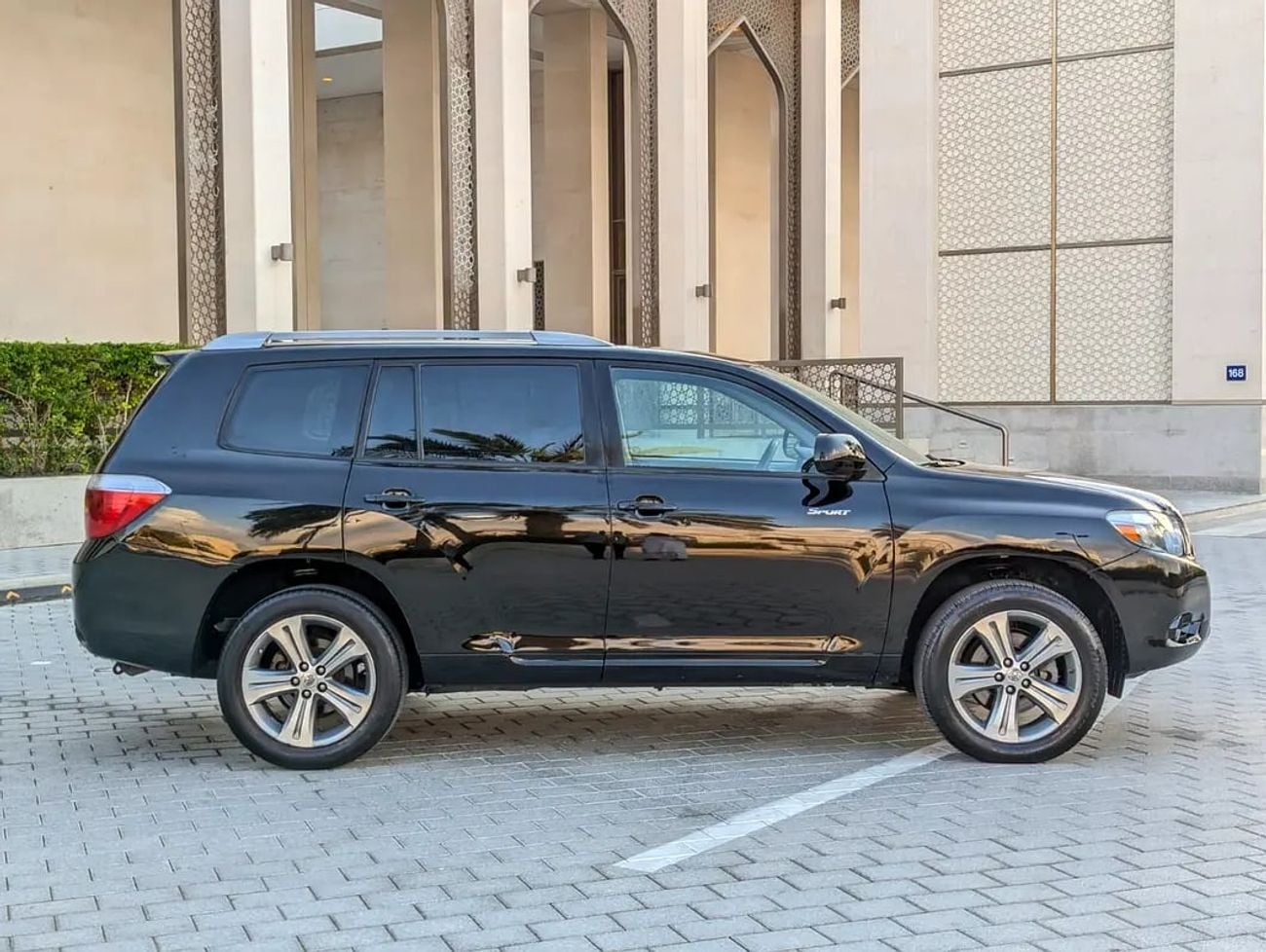 تويوتا هايلاندر V6 | 3.5L V6 | Spacious &amp; Reliable Family SUV
