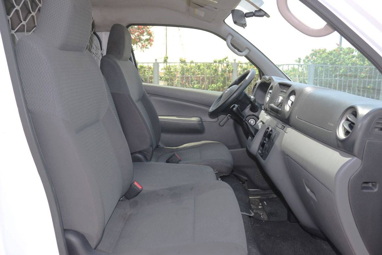 نيسان أورفان NISSAN URVAN 2021 GCC MANUAL GEAR DELIVERY VAN    Panel Van High Roof 2.5L M/T Petrol