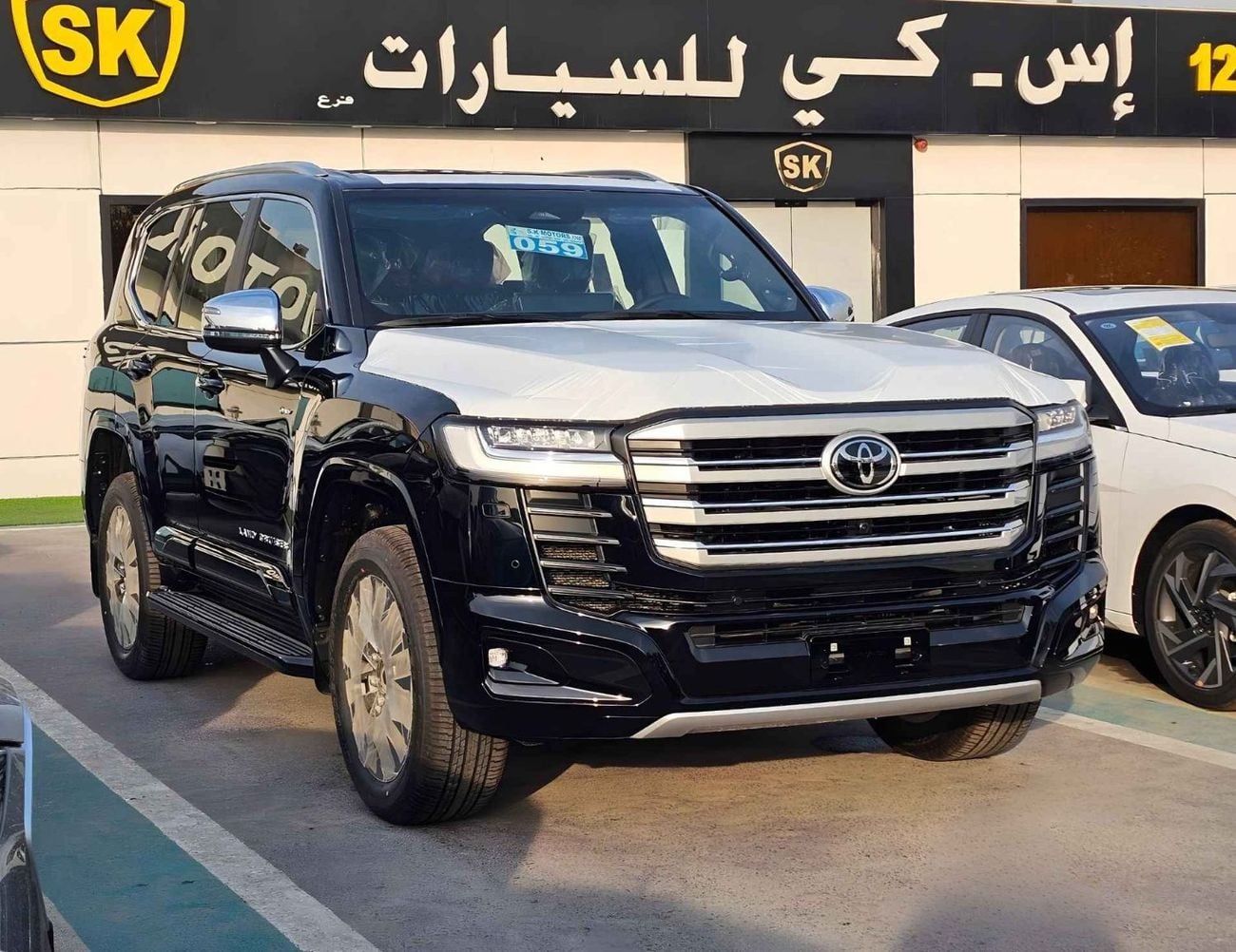 Toyota Land Cruiser VX HYBRID / 3.5L V6 PETROL /RADAR/BIG DVD/JBL SPKRS/COOL BOX/LETAHER WITH MEMORY SEATS (CODE#VXH25)