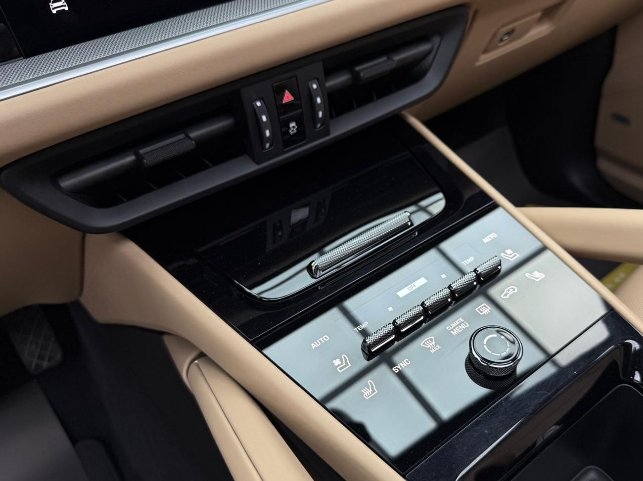 بورش كايان Base 2024 Porsche Cayenne, 2026 Porsche Warranty, Full Service History, Low Km, Excellent Condition,