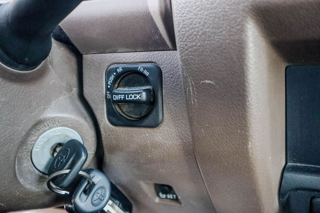 تويوتا لاند كروزر بيك آب Std 4.0L Single Cab Utility 4WD