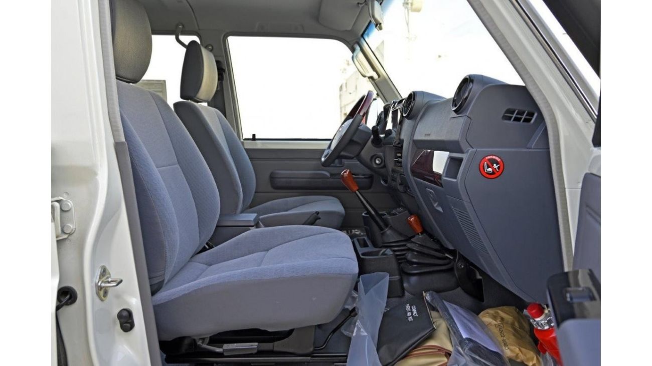 Toyota Land Cruiser Pick Up 79 Double Cab Pick up Truck V8 4.5L Diesel 4WD Manual Transmission